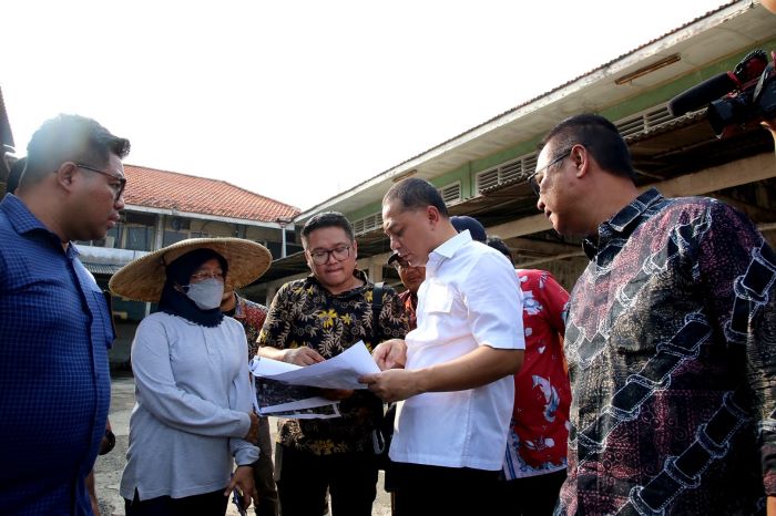 Wali Kota Surabaya Eri Cahyadi sidak di eks RPH Pegirian, Kecamatan Semampir. - Image