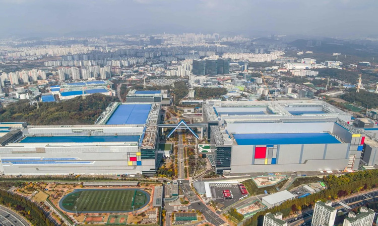 Pemandangan fasilitas produksi chip Samsung Electronics di Hwaseong, Korea Selatan, dalam foto handout yang diperoleh Reuters pada 30 Juni 2022. (sumber: ANTARA FOTO/Samsung Electronics Handout) - Image