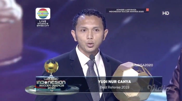 JADI SOROTAN: Yudi Nurcahya ketika memperoleh awards best referee pada 2019. (Vidio) - Image