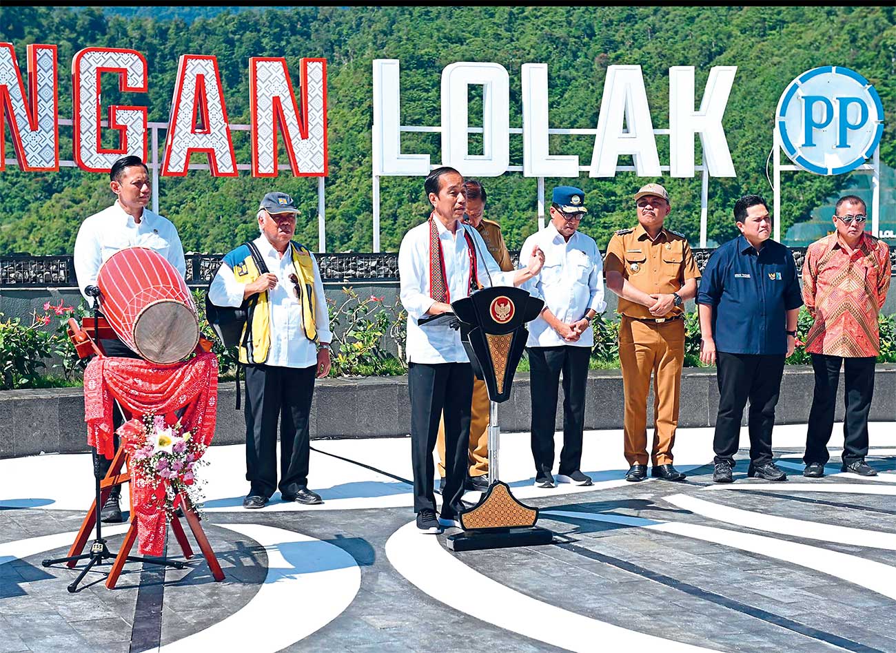 CEGAH BANJIR: Presiden Joko Widodo bersama sejumlah menteri saat meresmikan Bendungan Lolak di Bolaang Mongondow, Sulawesi Utara. - Image