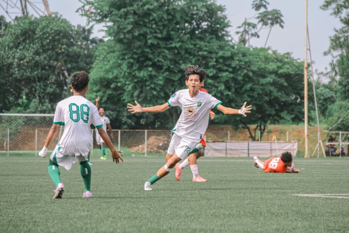 SEMAKIN DEKAT SEMIFINAL: Alan Maulana melakukan selebrasi usai mencetak gol ke gawang Persija U-16. (Persebaya Surabaya) - Image