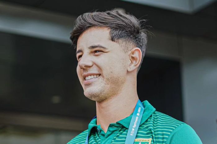 DATANG DI USIA MUDA: Dari Makan Konate ke Bruno Moreira. Menelusuri jejak mereka yang memilih bermain di Indonesia di usia sangat muda. (Persebaya Surabaya) - Image