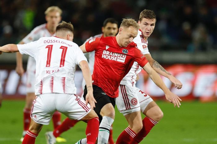 POTENSI STRIKER PERSEBAYA: Harvard Nielsen (merah) striker Hannover 96 yang bisa jadi opsi lini depan Persebaya Surabaya. (Instagram Harvard Nielsen) - Image