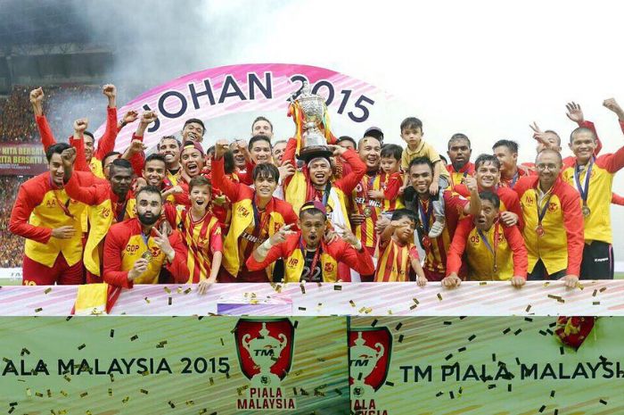 FENOMENAL: Momen Andik Vermansah (memegang trofi) ketika juara Piala Malaysia 2015 di Liga Malaysia akan selalu dikenang oleh suporter Selangor FA. (Instagram Andik Vermansah) - Image