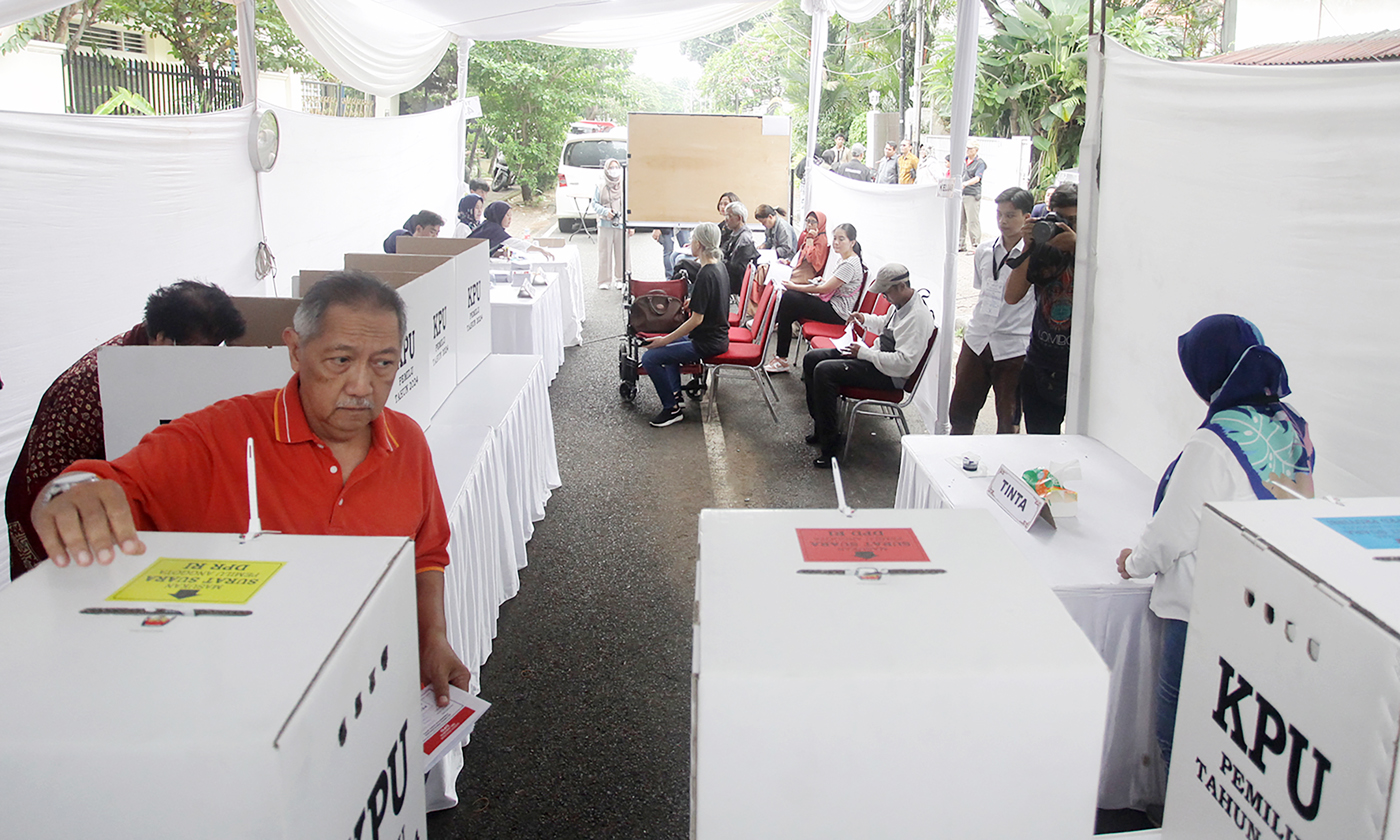 Warga menggunakan hak pilihnya saat mengikuti pemungutan suara ulang (PSU) Pemilu 2024 di Tempat Pemungutan Suara (TPS) 43, Kelurahan Menteng, Kecamatan Menteng, Jakarta Pusat, Sabtu (24/2/2024). - Image