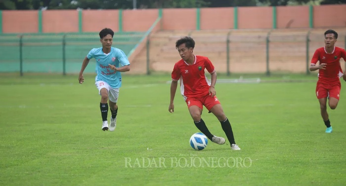 UJI COBA: Persibo menang 2-1 dari Persenga Ngadirejo, Tuban, dalam laga uji coba Jumat (23/2). (YUAN EDO/RDR.BJN) - Image
