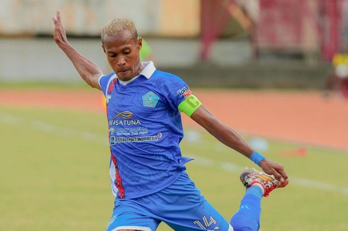 SIAP: Ruben Sanadi dan PSBS Biak siap hadapi Andik Vermansah bersama Persiraja Banda Aceh di semifinal Liga 2. (PSBS Biak) - Image
