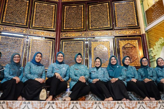 Ketua Umum TP PKK Tri Tito Karnavian didampingi Pj Ketua TP PKK Sumsel Tyas Fatoni dan rombongan kunjungi Museum Alquran Al-Akbar di Gandus, Palembang. - Image