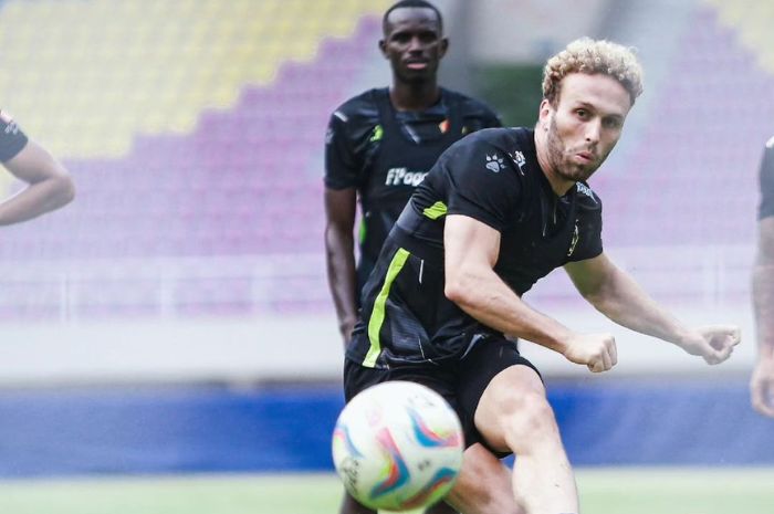 KALAH: Ze Valente gagal memaksimalkan peluang untuk menyelamatkan Persik Kediri dari kekalahan. (Persik Kediri) - Image