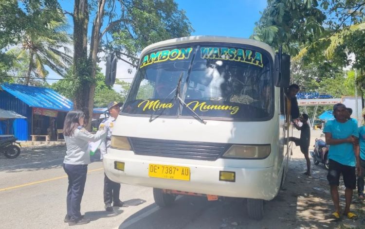 BPTB sedang Inspeksi bus di PP Hunimua, Maluku. (Antara) - Image
