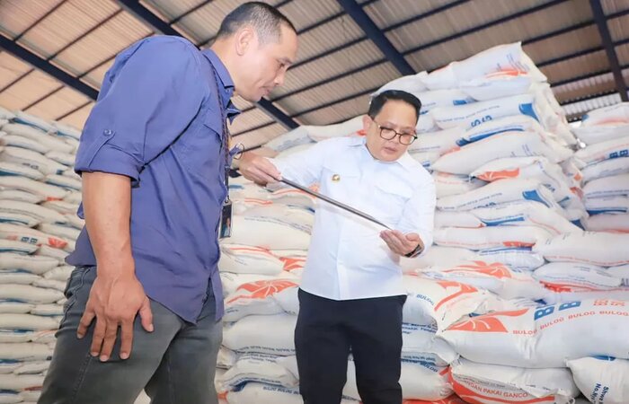 Pj Gubernur Jatim Adhy Karyono meninjau gudang Bulog Jatim di kawasan Buduran Sidoarjo. (FOTO: ISTIMEWA) - Image