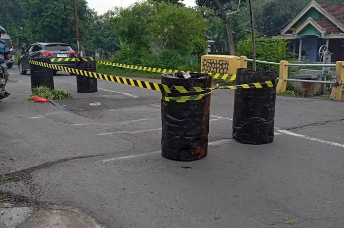 Kondisi jembatan di jalur alternatif Jombang-Kediri yang ditutup karena ambles./Achmad RW/Radar Jombang - Image
