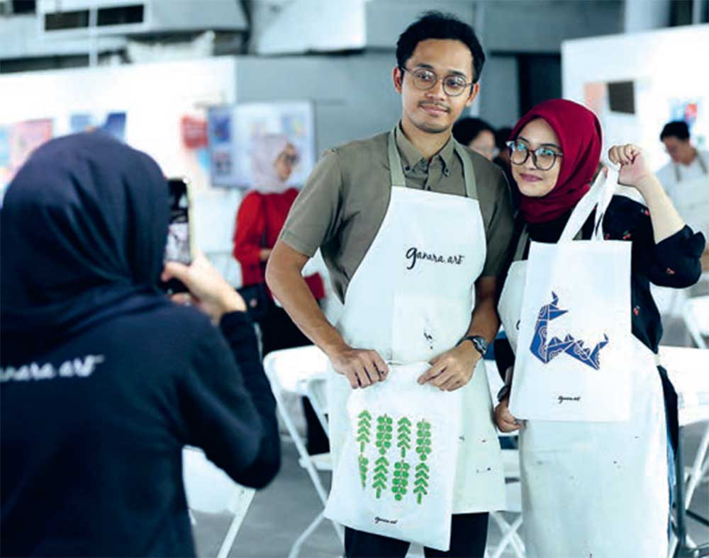 CREATE MOMENT: Annisa (kanan) dan Karim memamerkan karya mereka untuk diabadikan oleh tim Ganara Art, Sabtu (24/2). - Image