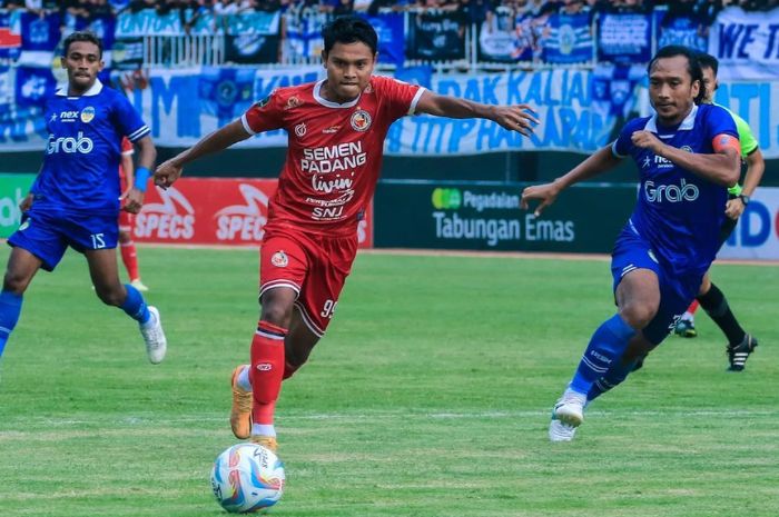 SIAP DAN WASPADA: Fandi Eko Utomo bersama Semen Padang siap memberikan yang terbaik di semifinal Liga 2. (Semen Padang FC) - Image