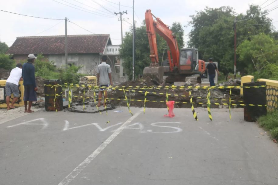 Jembatan Jalur Alternatif Jombang-Kediri Yang Ambles Mulai Dibongkar, Lalu Akan Diganti Dengan Box Culvert. (Radar Jombang) - Image