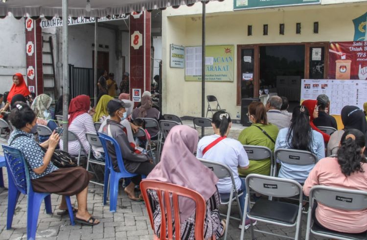 Warga Dukuh Pakis antusias lakukan PSU di TPS setempat. (Radar Surabaya) - Image