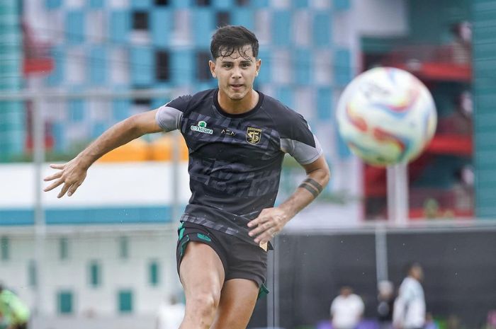 JAGA KEBUGARAN: Bruno Moreira tampak jaga kebugaran dengan melahap porsi latihan Paul Munster jelang berangkat ke Stadion Batakan. (Persebaya Surabaya) - Image
