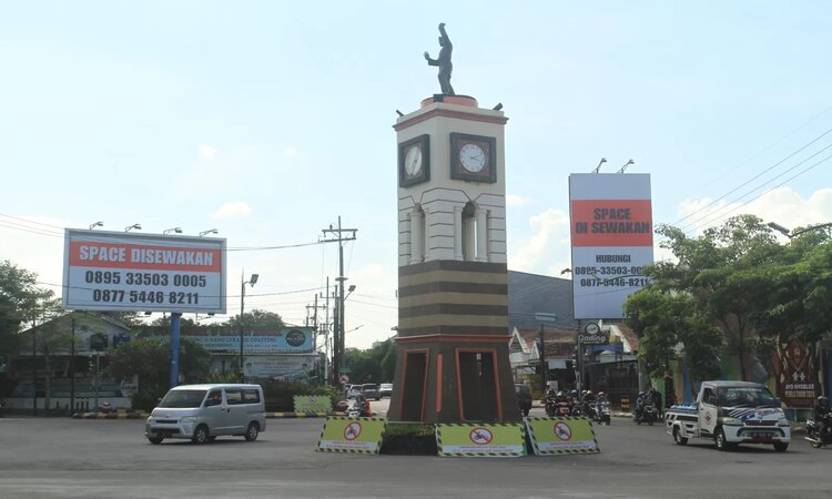 PADAT KENDARAAN: Pemberlakuan one way atau satu arah Jalan Diponegoro Barat berlaku sebelum Lebaran mendatang. (BAGAS BIMANTARA/JAWA POS RADAR MADIUN) - Image