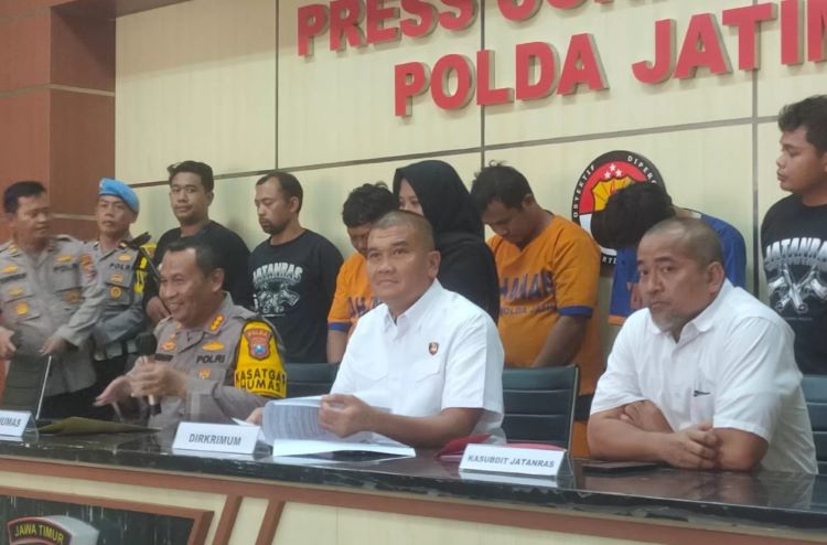Press rilis kasus penjambretan kalung. (Radar Surabaya) - Image