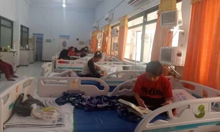 Sejumlah pasien DBD menjalani perawatan di RSUD Jombang. (Azmy Endiyana/Radar Jombang) - Image