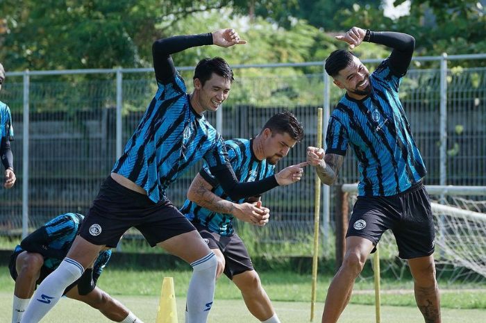 OPTIMISTIS: Pemain Arema FC berlatih keras untuk bisa meraih poin penuh kontra Persija Jakarta. (Arema FC) - Image