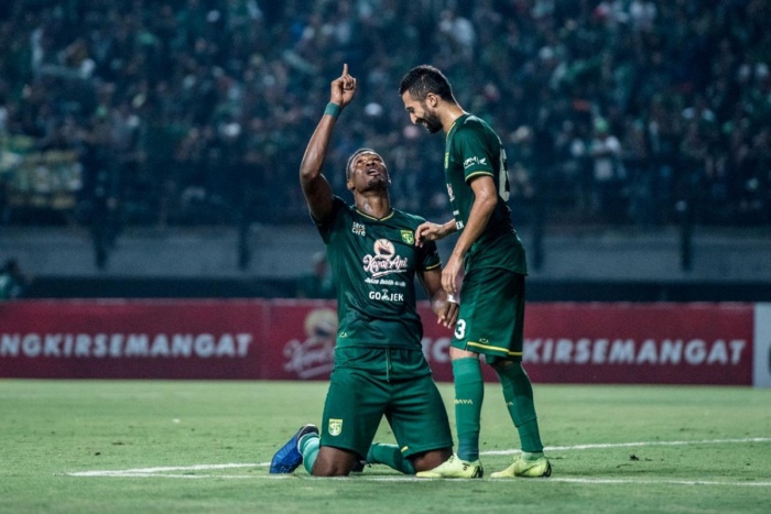 Penyerang Persebaya Amido Balde merayakan gol yang dicetaknya ke gawang Persib Bandung bersama gelandang Manuchehr Jalilov di Stadion Gelora Bung Tomo. (Dok. Persebaya Surabaya) - Image