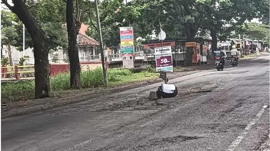 KEMBALI RUSAK: Jalan Morowudi kembali mengalami kerusakan setelah ditambal sulam DPU Gresik. (Dok/Radar Gresik) - Image