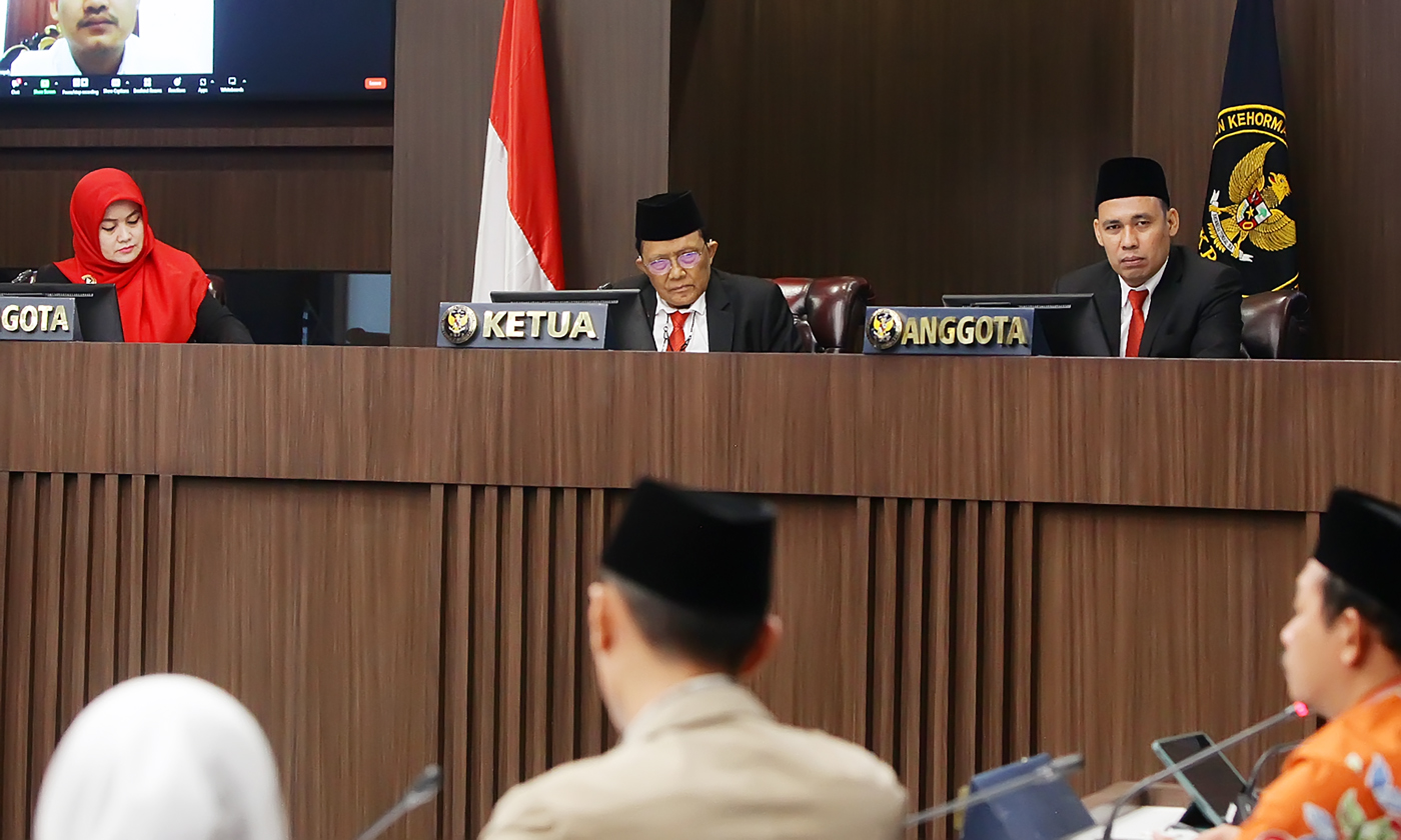 Ketua Majelis J. Kristiadi (tengah) di dampingi Anggota Majelis TPD DKI Jakarta unsur Masyarakat Sitti Rakhman (kiri) dan Anggota Majelis/ TPD DKI Jakarta unsur KPU Irwan Supriadi Rambe (kakan) saat memimpin sidang pemeriksaan dugaan pelanggaran Kode Eti - Image