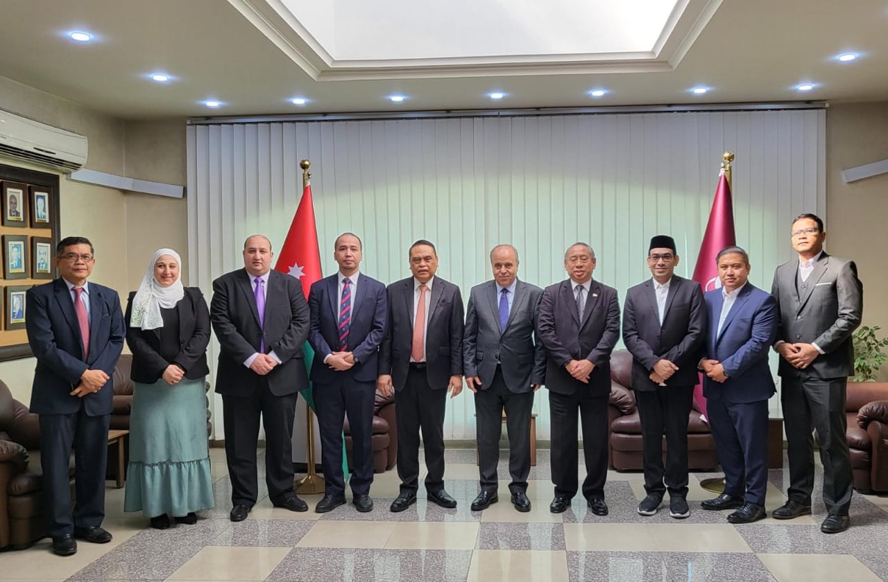 Ketua ASFA Foundation Komjen Pol (Purn) Dr. Syafruddin Kambo bertemu Menteri Pendidikan Tinggi dan Riset Prof. Dr. Azmi Mahafidzoh dan Menteri Wakaf Syaikh Prof. Dr. Muhammad Ahmad Al-Kholaila. - Image