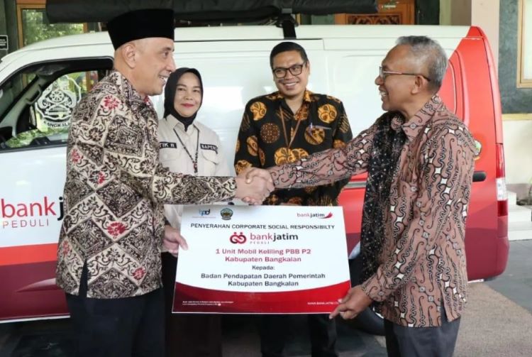 Serah terima mobil pajak keliling oleh PJ Bupati Bangkalan dan Bank Jatim. (Antaranews) - Image