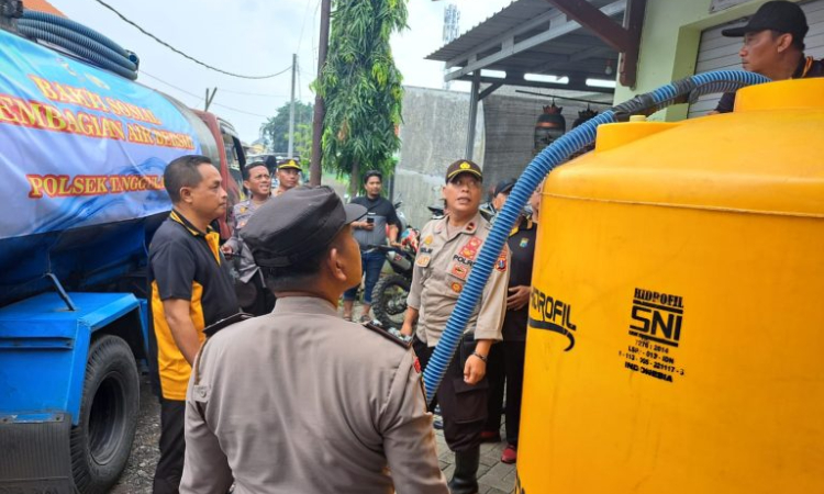 Polisi berikan bantuan air bersih kepada warga Desa Banjarasri, Kecamatan Tanggulangin, Sidoarjo. (Div. Humas Polri) - Image