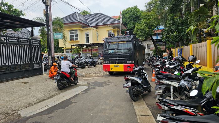 Ratusan personel aparat kepolisian dari satuan Sabhara hingga Brimob dan mobil water cannon disiagakan di depan kantor Indonesia Corruption Watch (ICW), Jalan Kalibata Timur IV. - Image
