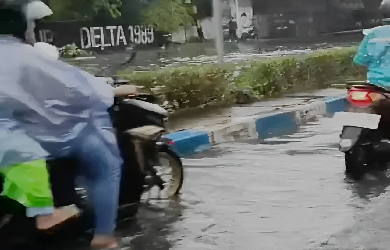 CUKUP DALAM: Genangan air yang ada di Jalan Jati, Sidoarjo, membuat pengendara tidak berani melintas. (FOTO: ISTIMEWA) - Image