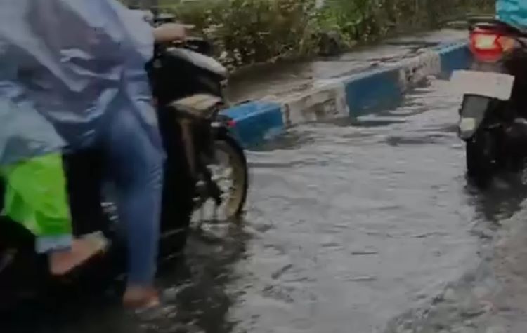 CUKUP DALAM: Genangan air yang ada di Jalan Jati, Sidoarjo, membuat pengendara tidak berani melintas. (IST) - Image