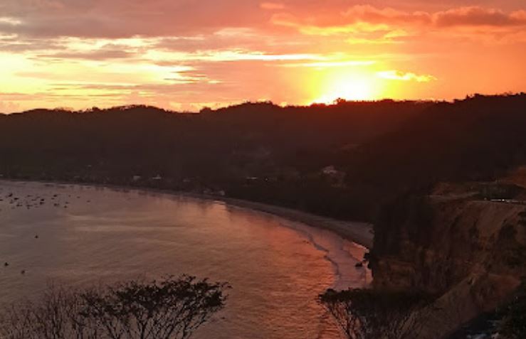 Suasana senja dilihat dari Bukit JLS Pantai Sine, view terbaik melihat senja (Google Maps) - Image