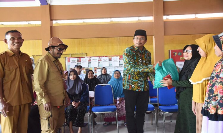 Secara simbolis bantuan tersebut diserahkan Bupati Sidoarjo Ahmad Muhdlor kepada warga Kecamatan Tanggulangin, Senin (26/2). (Foto: Radar Sidoarjo) - Image