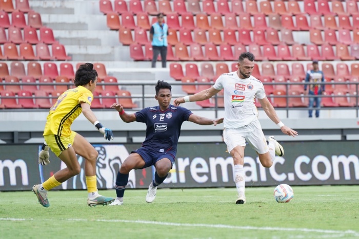 KESALAHAN INDIVIDU: Pelatih Persija Thomas Doll menyalahkan kesalahan individu menyebabkan Macan Kemayoran kalah 2-3 dari Arema FC. (Badan Liga Indonesia) - Image