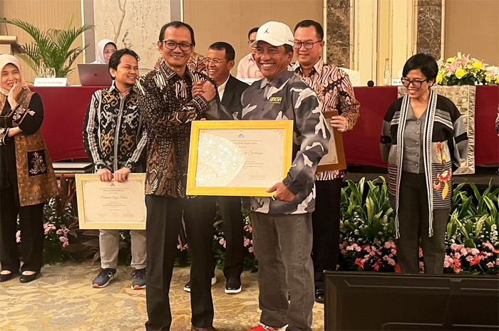 Plt Dirjen Diktiristek Prof Nizam menyerahkan penghargaan dari Majelis Rektor Perguruan Tinggi Negeri Indonesia (MRPTNI) yang diterima langsung oleh Rektor Unesa Prof Dr Nurhasan. - Image
