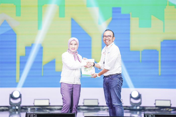 Direktur Utama Pertamina Nicke Widyawati bersama Direktur Utama Pertamina Patra Niaga, Riva Siahaan dalam satu kesempatan. - Image