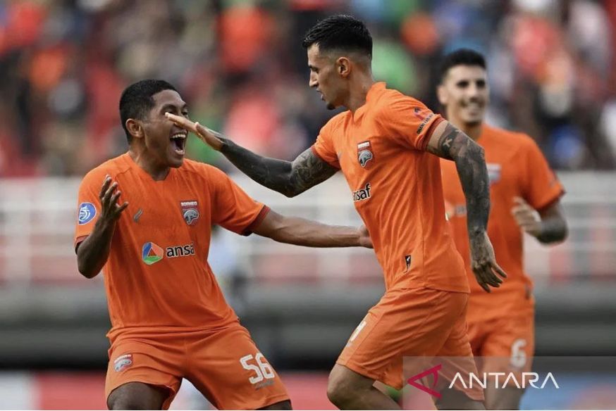 Arsip foto - Stefano lilipaly merayakan gol bersama pemain Borneo, pada lanjutan kompetisi Liga 1 2023 di Stadion Segiri Samarinda, Kalimantan Timur. ANTARA/HO-Media Officer Borneo FC/am. - Image