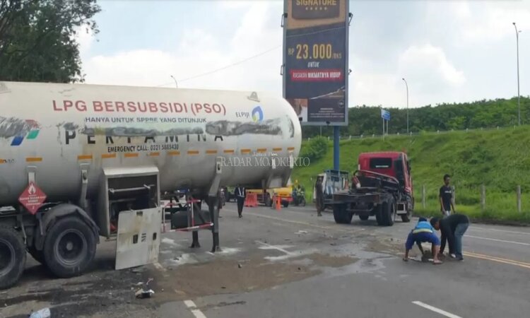 Proses evakuasi truk tangki muatan elpiji menggunakan forklift setelah terguling di Jalan Nasional Mojokerto-Surabaya di Desa Mliriprowo, Kecamatan Tarik, Sidoarjo, pada Selasa (27/2). - Image
