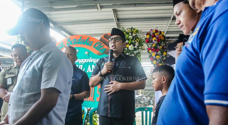 Pj Walikota Mojokerto beri santunan dan penguatan kepada keluarga korban tabrak DLH atas mobil listrik. (Radar Mojokerto) - Image