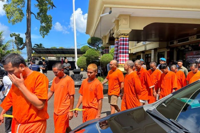 Para tersangka yang terlibat tindakan kriminal di Polres Badung, Bali, Selasa (27/2). - Image