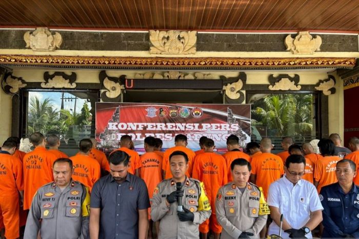 Wakil Kepala Kepolisian Resor (Wakapolres) Badung Komisaris Polisi I Made Pramasetia (tengah). - Image
