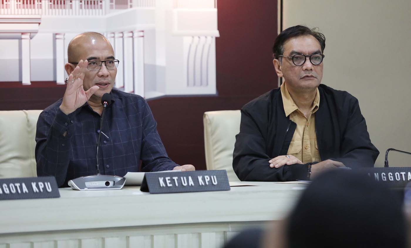 Ketua KPU RI Hasyim Asy ari bersama anggota KPU RI lainnya memberikan keterangan kepada wartawan terkait Perkembangan Pemilu Tahun 2024 di Gedung KPU, Jakarta, Selasa (27/2/2024). - Image