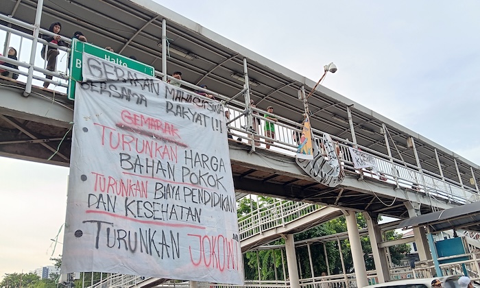 Aksi Aliansi Civitas Academica Universitas Negeri Jakarta (UNJ) dengan universitas lain di Jabodetabek mulai membubarkan diri. Aksi tersebut dilangsungkan di depan Halte UNJ, Rawamangun, Jakarta Timur - Image