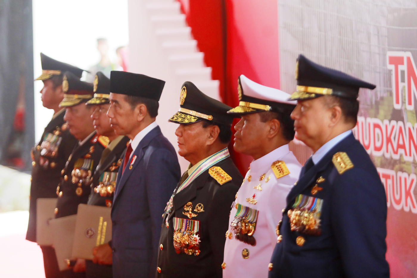 Presiden Joko Widodo didampingi Menteri Pertahanan Prabowo Subianto,  Panglima TNI Jenderal TNI Agus