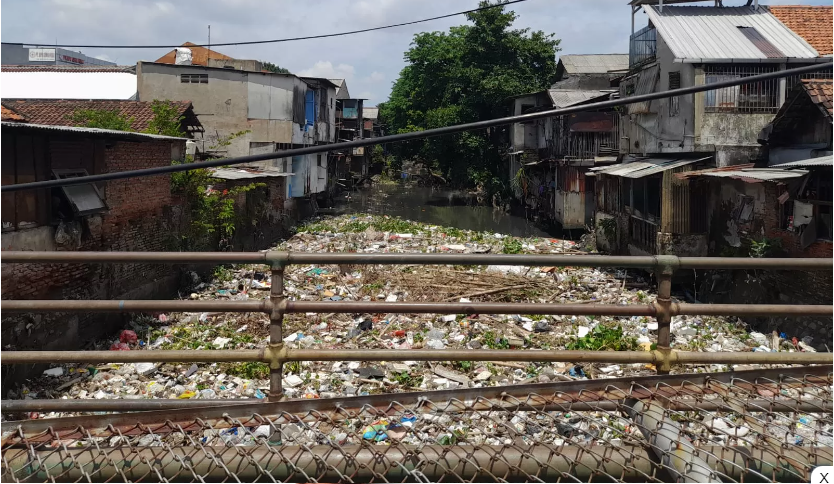 PRIHATIN: Kondisi sungai Desa Kedungrejo dipenuhi sampah. (M SAIFUL ROHMAN/RADAR SIDOARJO) - Image