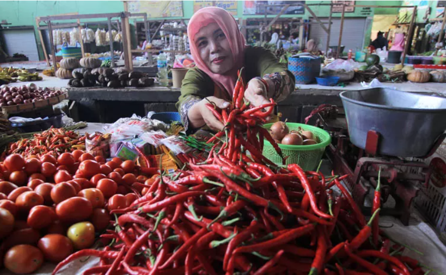 CARI REZEKI: Pedagang cabai di Pasar Kebonagung di lapaknya. (Mokhamad Zubaidillah/Radar Bromo) - Image