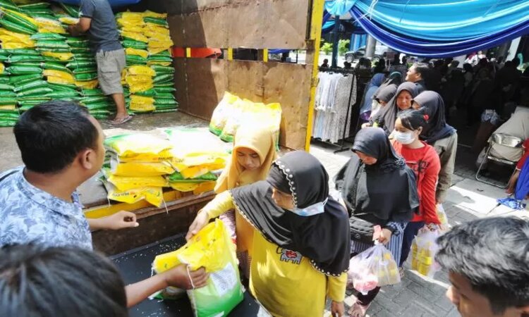 Beras menjadi kebutuhan hidup yang paling banyak dibutuhkan. (ANDY S/RADAR SURABAYA) - Image